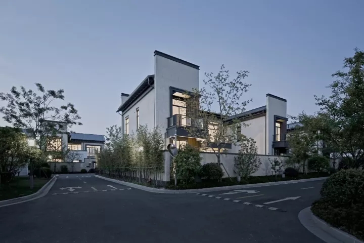 院内景观对公共区域可见，，，但并不滋扰使用者的私密需求